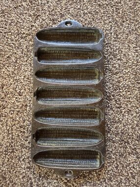Vintage Cast Iron Corn Stick Pan – 7 Slot Cornbread Mold – Unmarked
